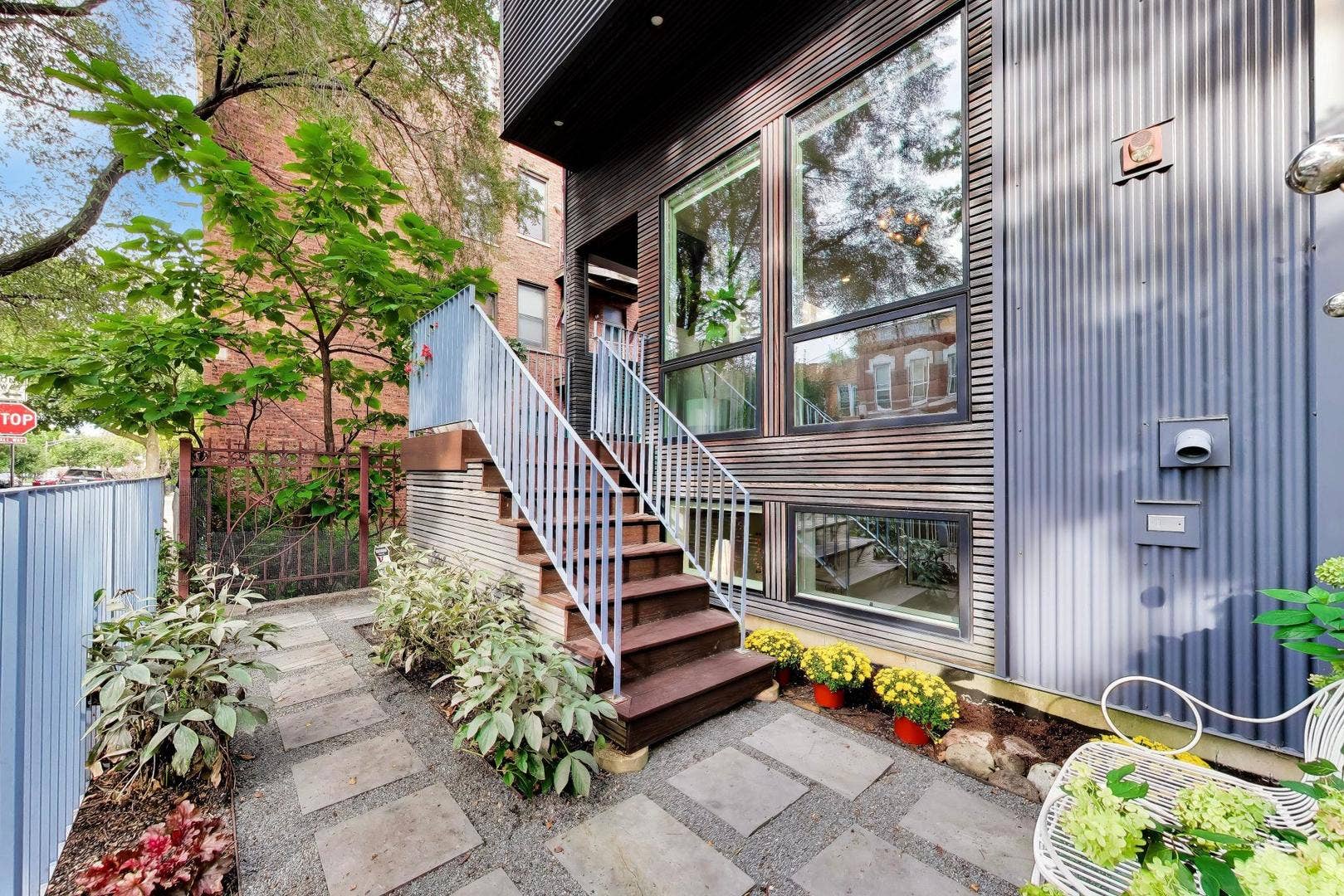 2071 N OAKLEY Avenue, Chicago, IL 60647