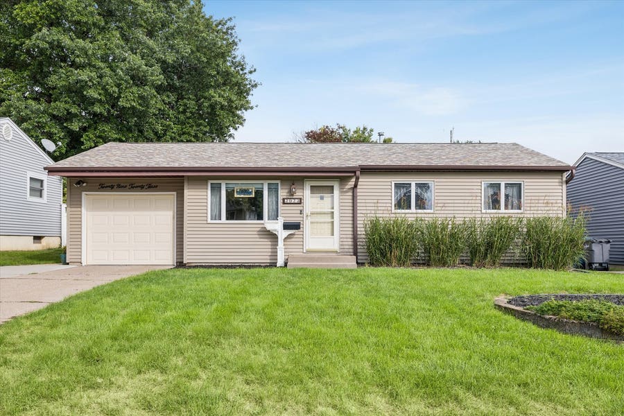 Property photo for 2923 Cypress Drive, Bettendorf, IA