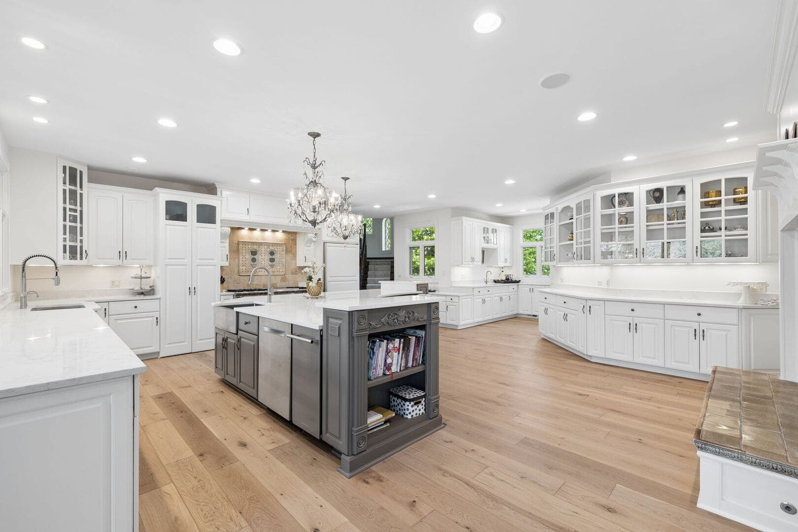 17 Ambriance Drive, Burr Ridge, IL 60527