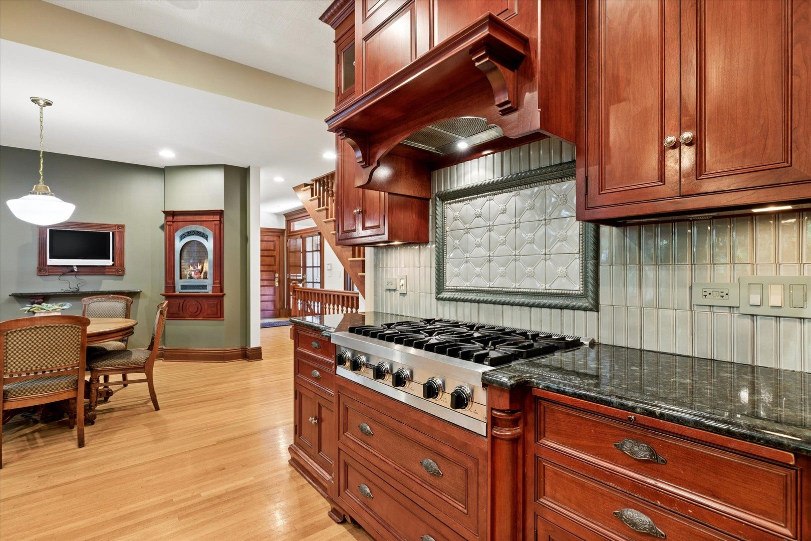 636 N Dunton Avenue, Arlington Heights, IL 60004 636 N Dunton Avenue, Arlington Heights, IL 60004