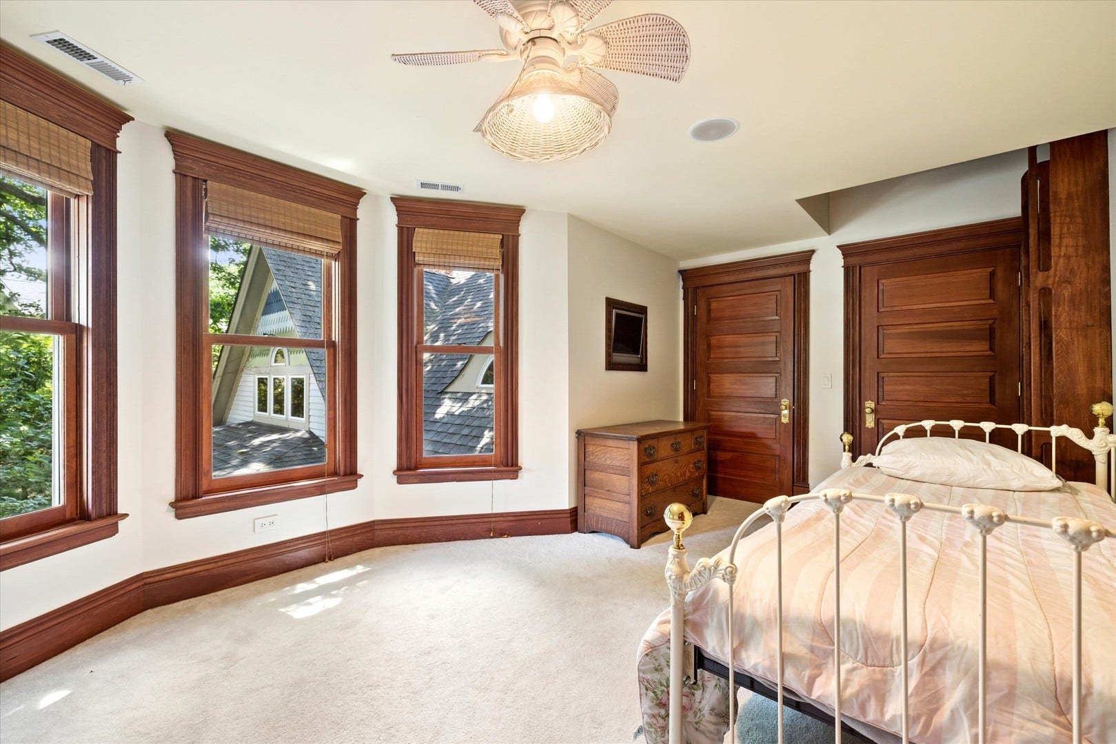 636 N Dunton Avenue, Arlington Heights, IL 60004 636 N Dunton Avenue, Arlington Heights, IL 60004
