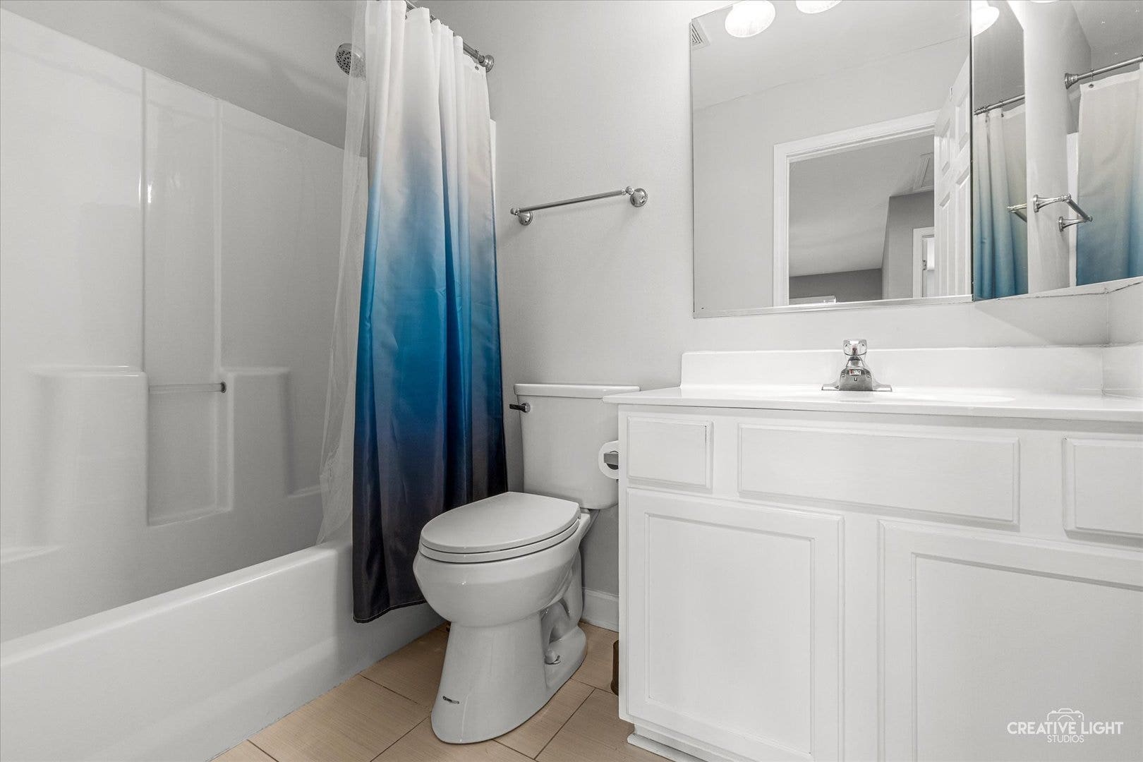 52 Blackberry Trail, Aurora, IL 60506 2nd Floor Hall Full Bath