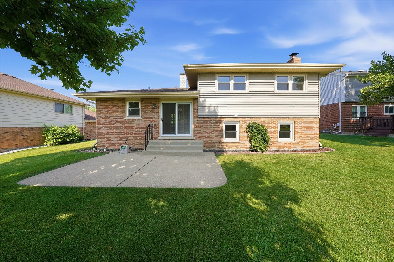 10S221 Suffield Drive, Downers Grove, IL 60516 10S221 Suffield Drive, Downers Grove, IL 60516