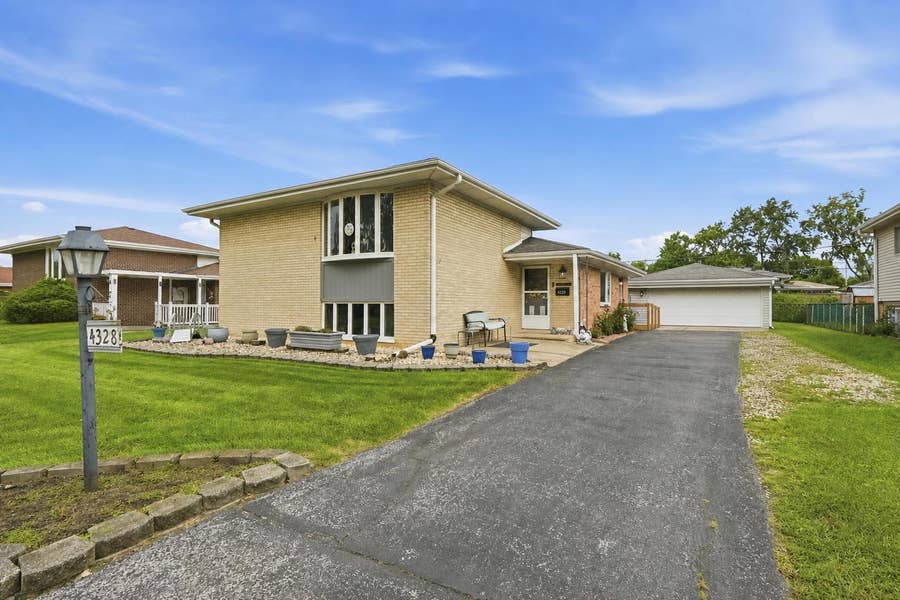 Property photo for 4328 WAGMAN Street, Oak Forest, IL