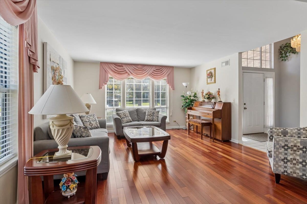 925 Brompton Circle, Bolingbrook, IL 60440 925 Brompton Circle, Bolingbrook, IL 60440