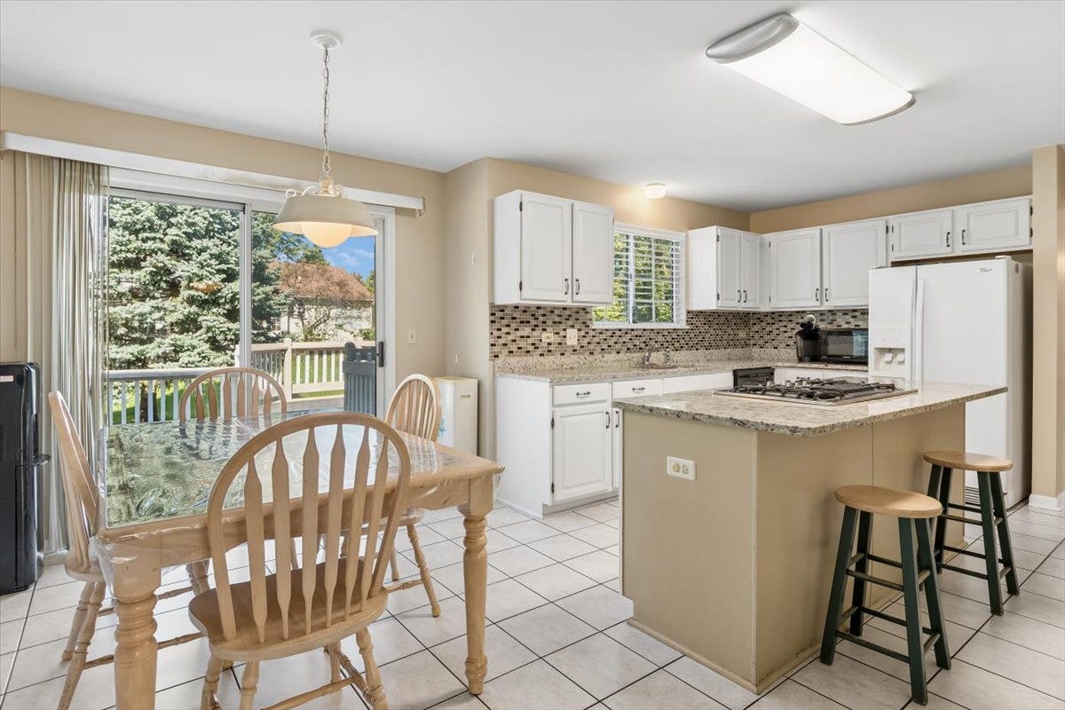 925 Brompton Circle, Bolingbrook, IL 60440 925 Brompton Circle, Bolingbrook, IL 60440