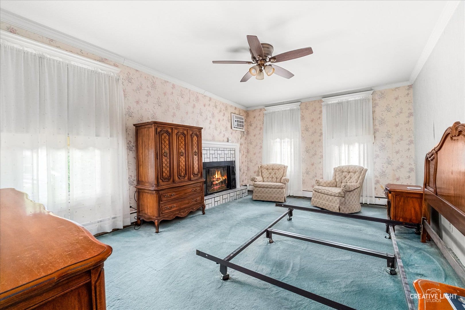 386 E Chicago Street, Elgin, IL 60120 386 E Chicago Street, Elgin, IL 60120