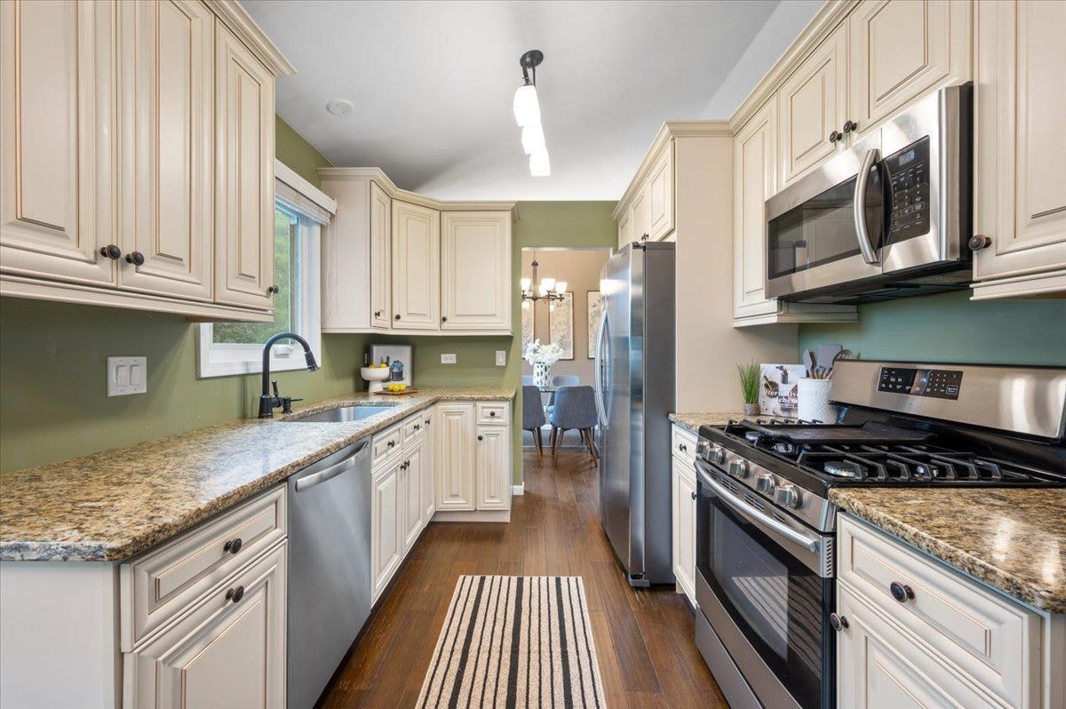 169 Park Meadow Lane, Bolingbrook, IL 60440 169 Park Meadow Lane, Bolingbrook, IL 60440