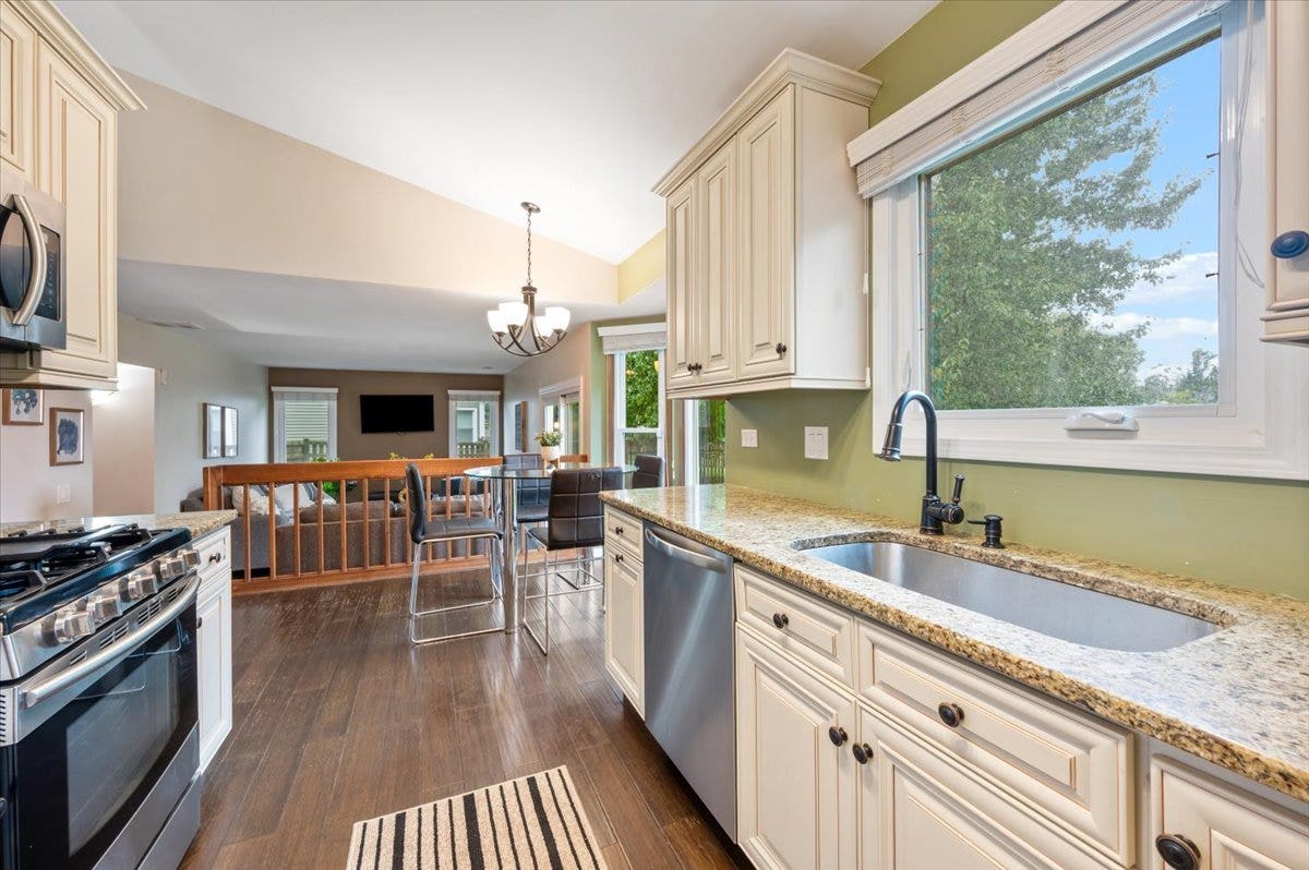 169 Park Meadow Lane, Bolingbrook, IL 60440 169 Park Meadow Lane, Bolingbrook, IL 60440