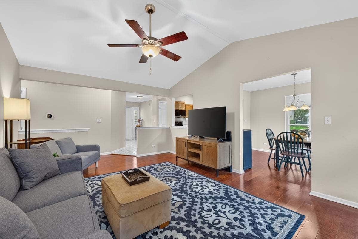 397 Meadowview Lane, Aurora, IL 60502 397 Meadowview Lane, Aurora, IL 60502