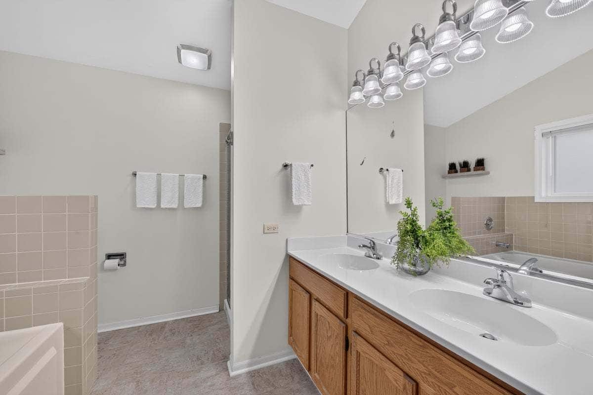 397 Meadowview Lane, Aurora, IL 60502 397 Meadowview Lane, Aurora, IL 60502