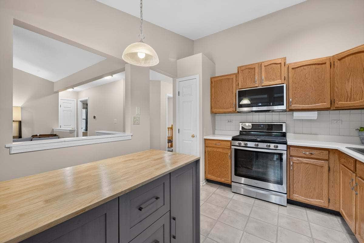 397 Meadowview Lane, Aurora, IL 60502 397 Meadowview Lane, Aurora, IL 60502