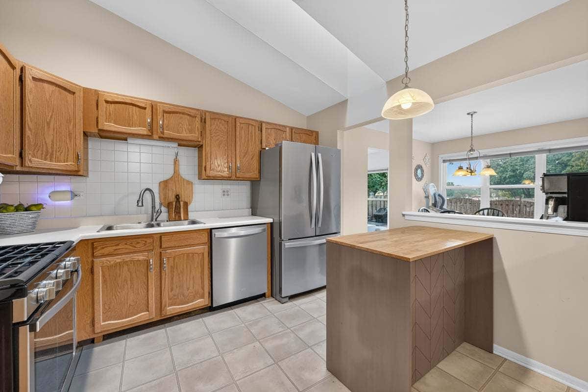 397 Meadowview Lane, Aurora, IL 60502 397 Meadowview Lane, Aurora, IL 60502