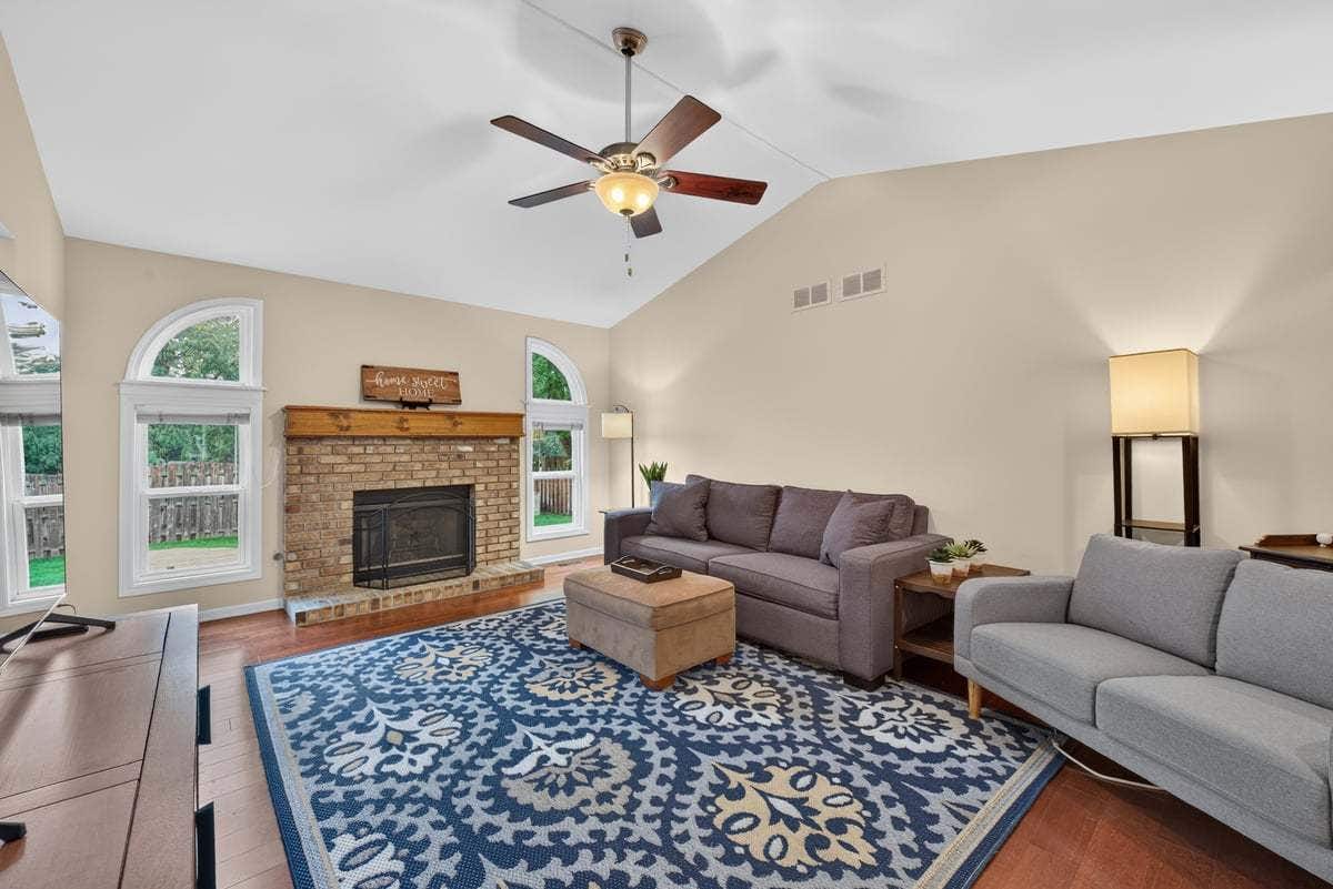 397 Meadowview Lane, Aurora, IL 60502 397 Meadowview Lane, Aurora, IL 60502