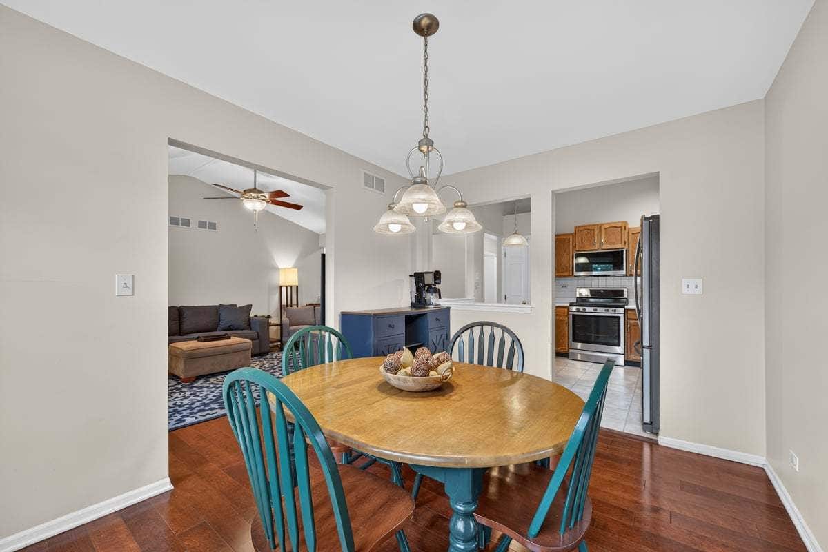 397 Meadowview Lane, Aurora, IL 60502 397 Meadowview Lane, Aurora, IL 60502