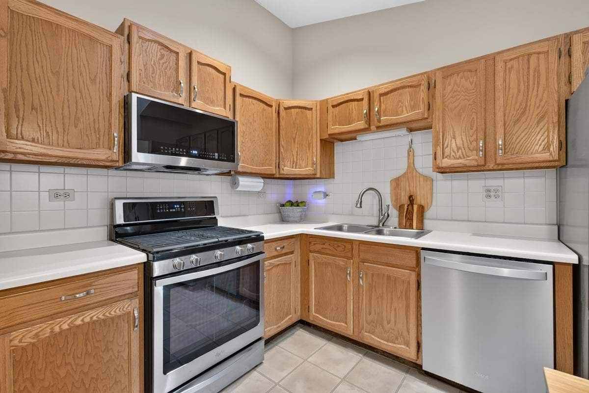 397 Meadowview Lane, Aurora, IL 60502 397 Meadowview Lane, Aurora, IL 60502