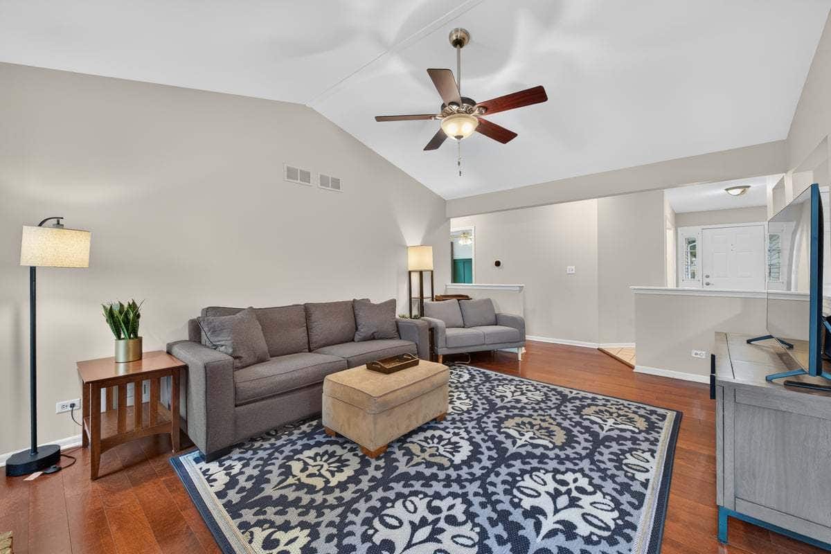 397 Meadowview Lane, Aurora, IL 60502 397 Meadowview Lane, Aurora, IL 60502