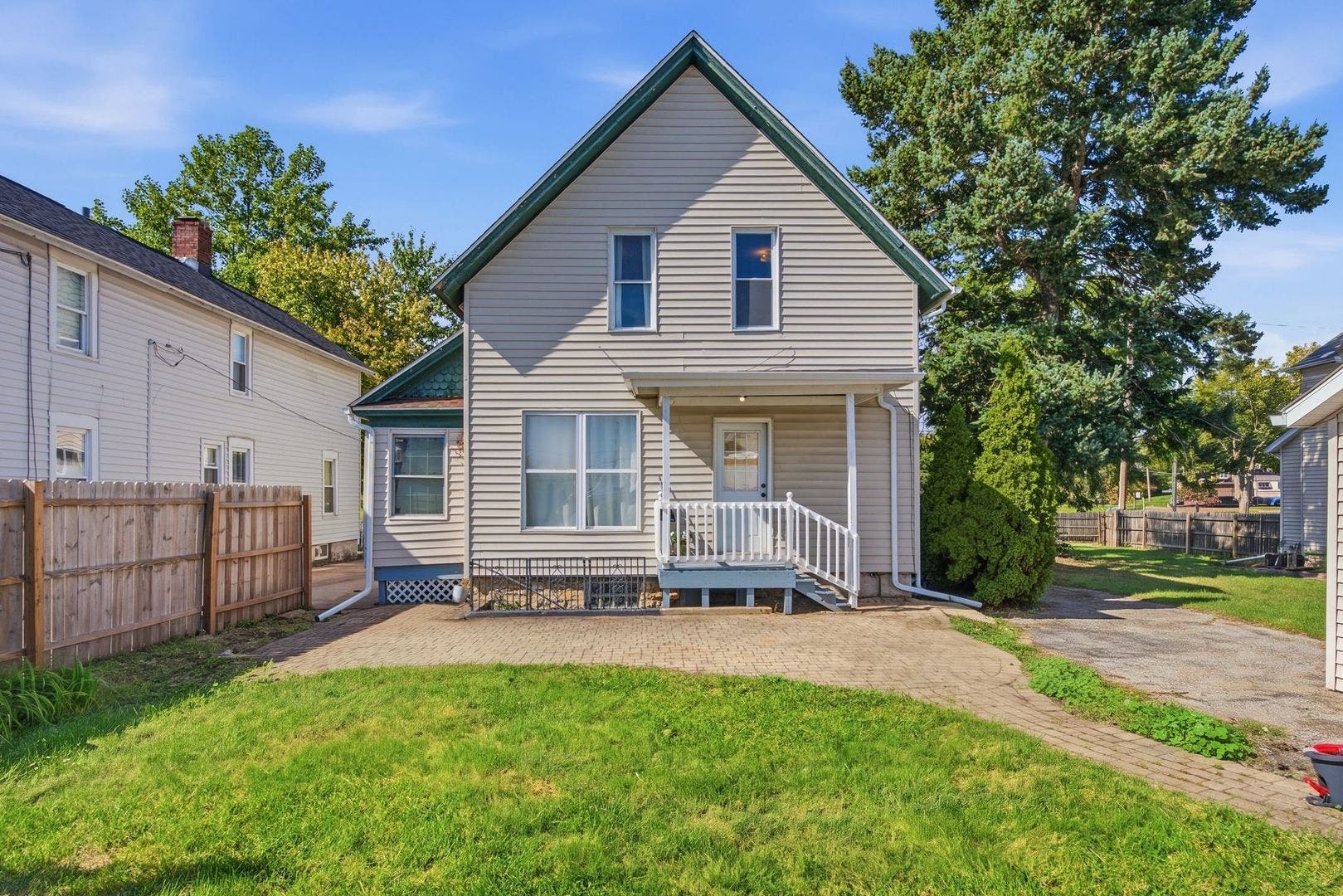162-172 Woodlawn Avenue, Aurora, IL 60506