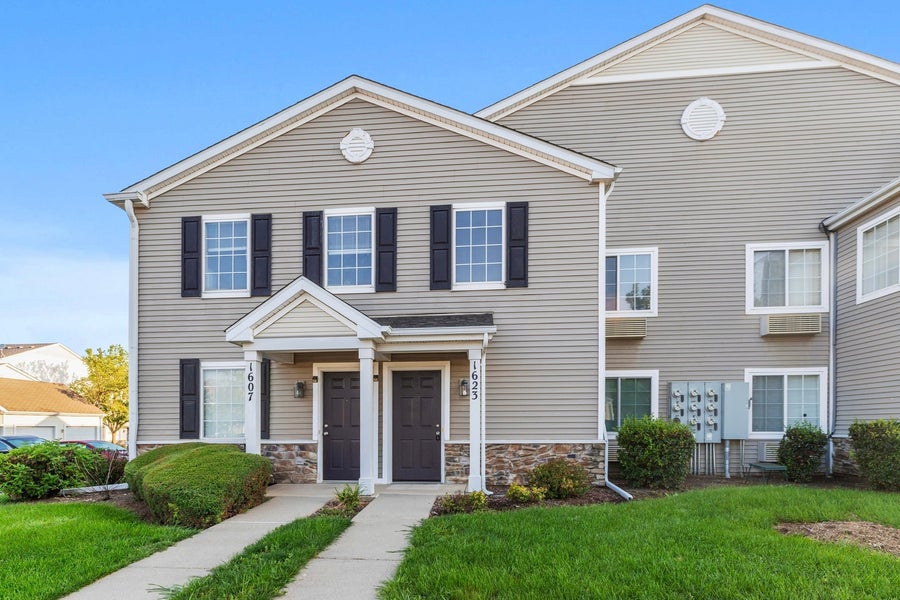 Property photo for 1623 Silverstone Drive, #1623, Carpentersville, IL