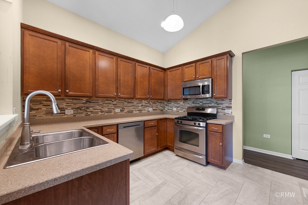 981 Oak Ridge Boulevard, Elgin, IL 60120