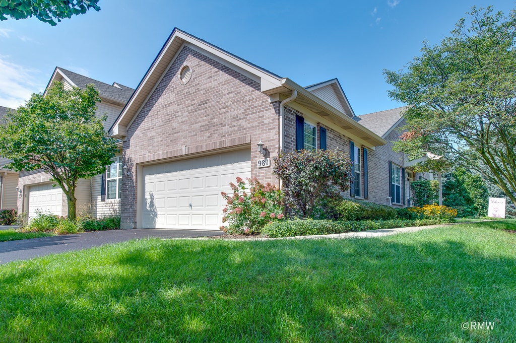 981 Oak Ridge Boulevard, Elgin, IL 60120