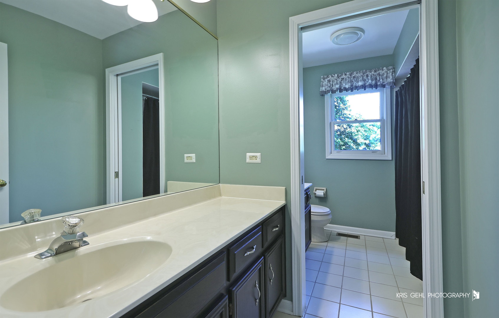 1412 Greenlake Drive, Aurora, IL 60502 2nd Floor Full Bathroom for bedrooms
