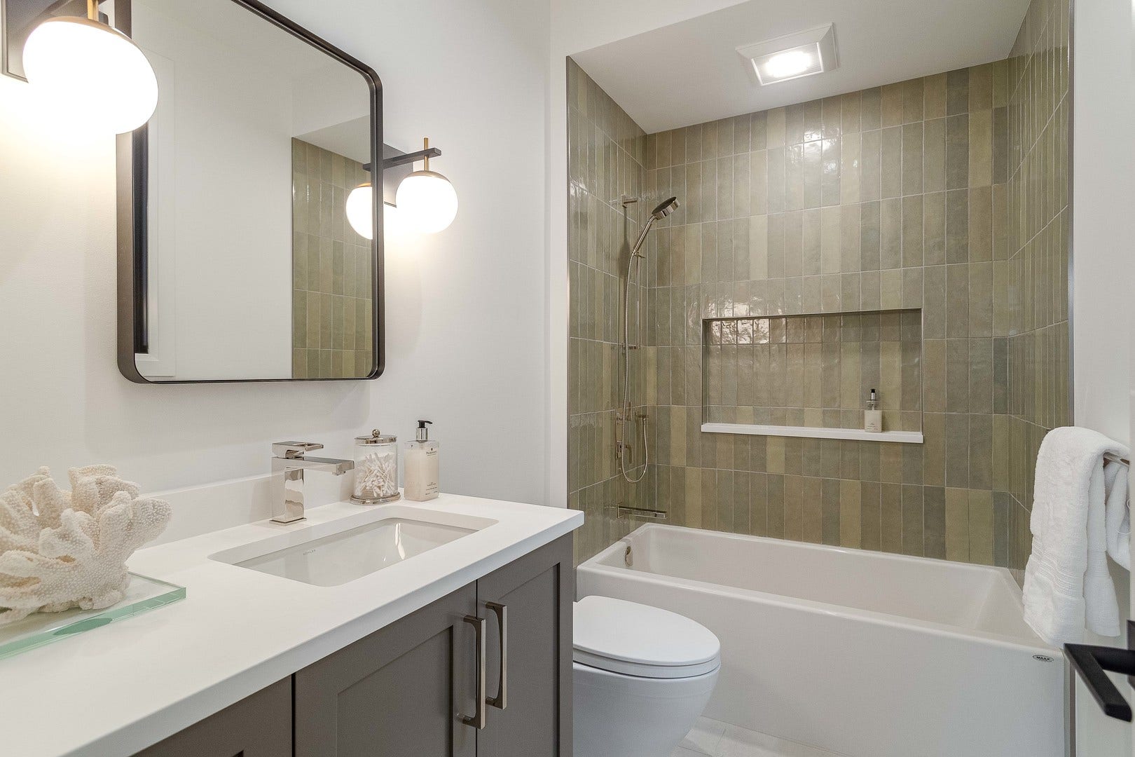 1907 W Cuyler Avenue, Chicago, IL 60613