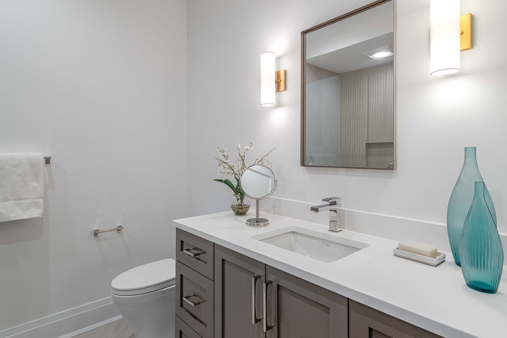 1907 W Cuyler Avenue, Chicago, IL 60613