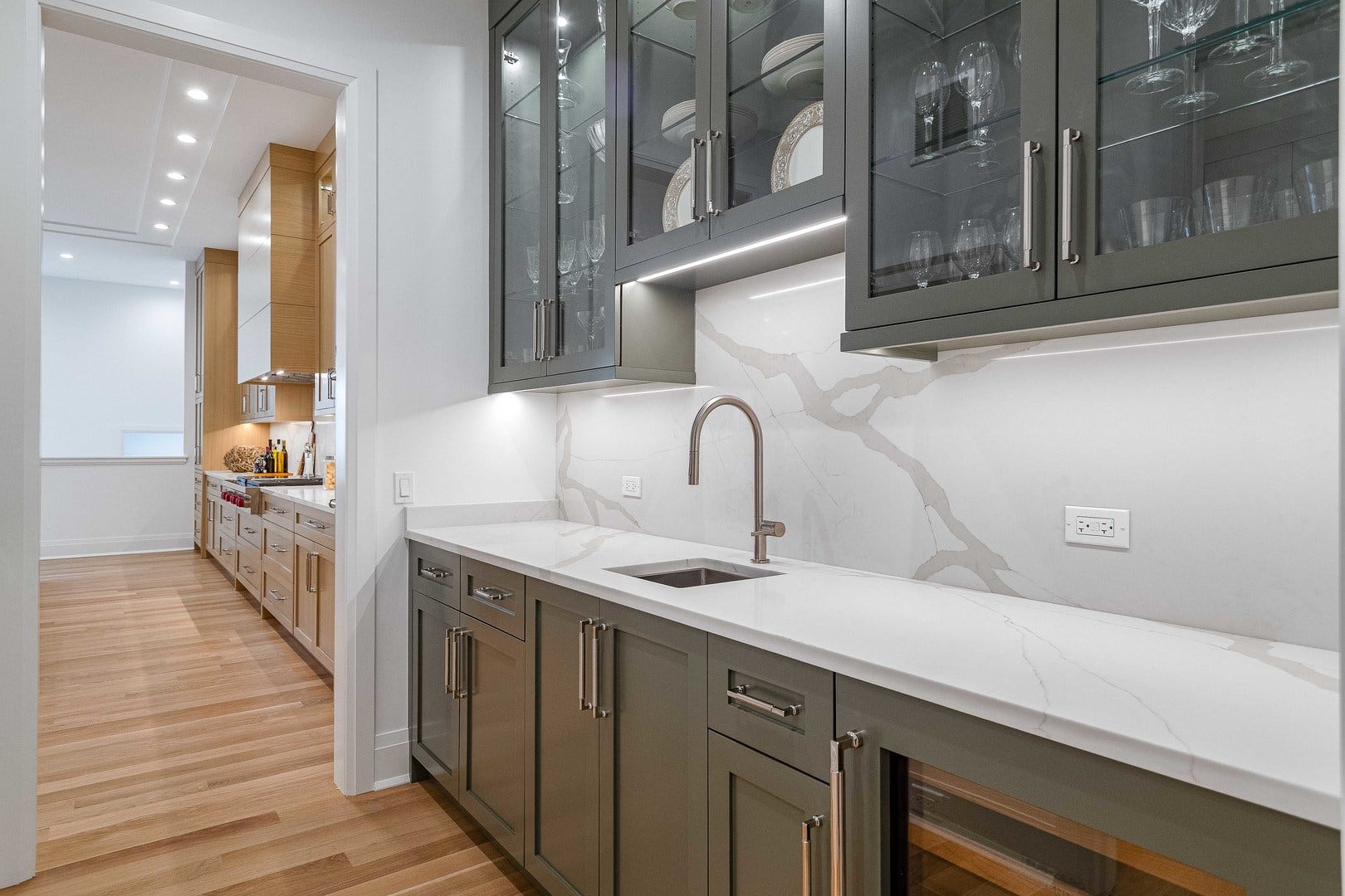 1907 W Cuyler Avenue, Chicago, IL 60613