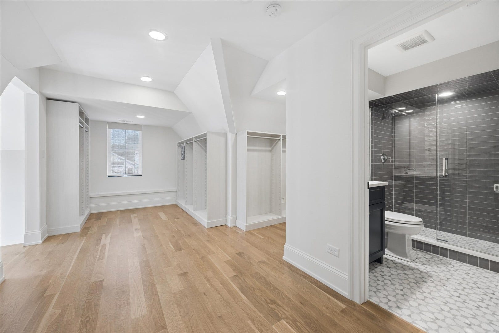 17 Ulm Place, Hinsdale, IL 60521 Third floor loft space and en suite