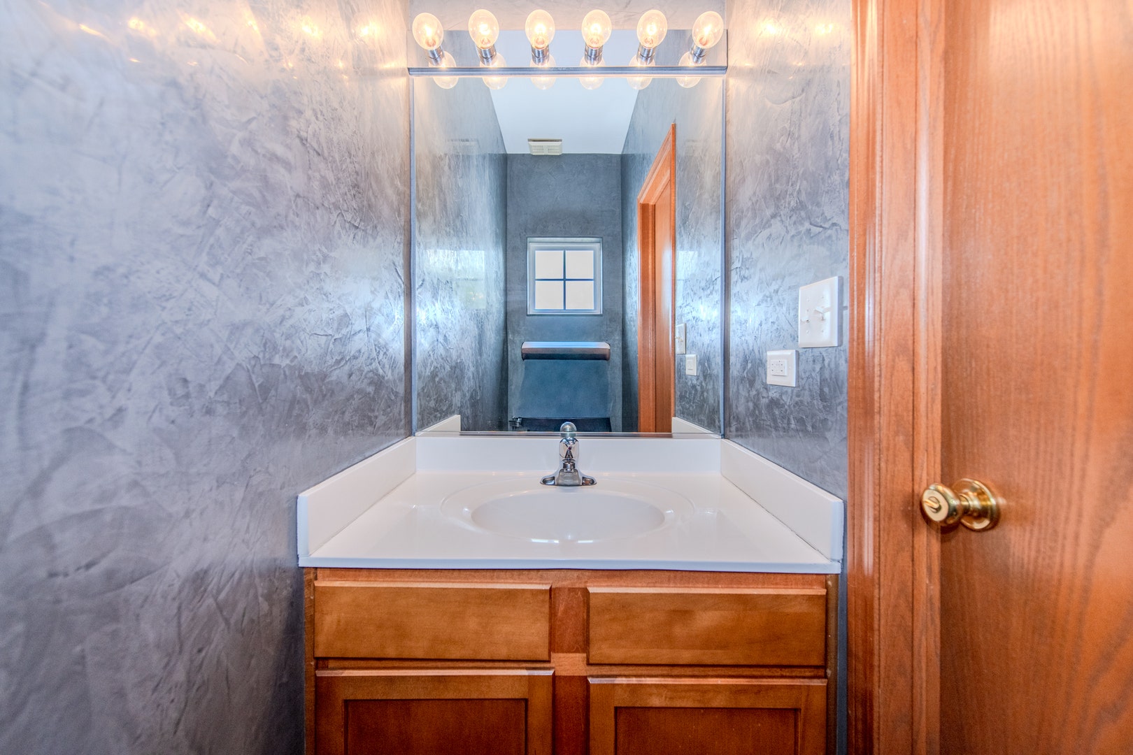 711 Silver Fox Drive, Joliet, IL 60431 MAIN FLOOR 1/2 BATH