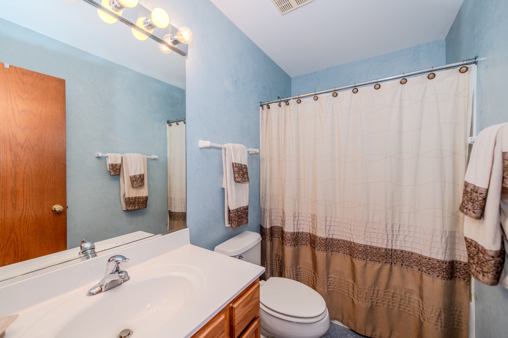 711 Silver Fox Drive, Joliet, IL 60431 2ND FLOOR HALL BATH