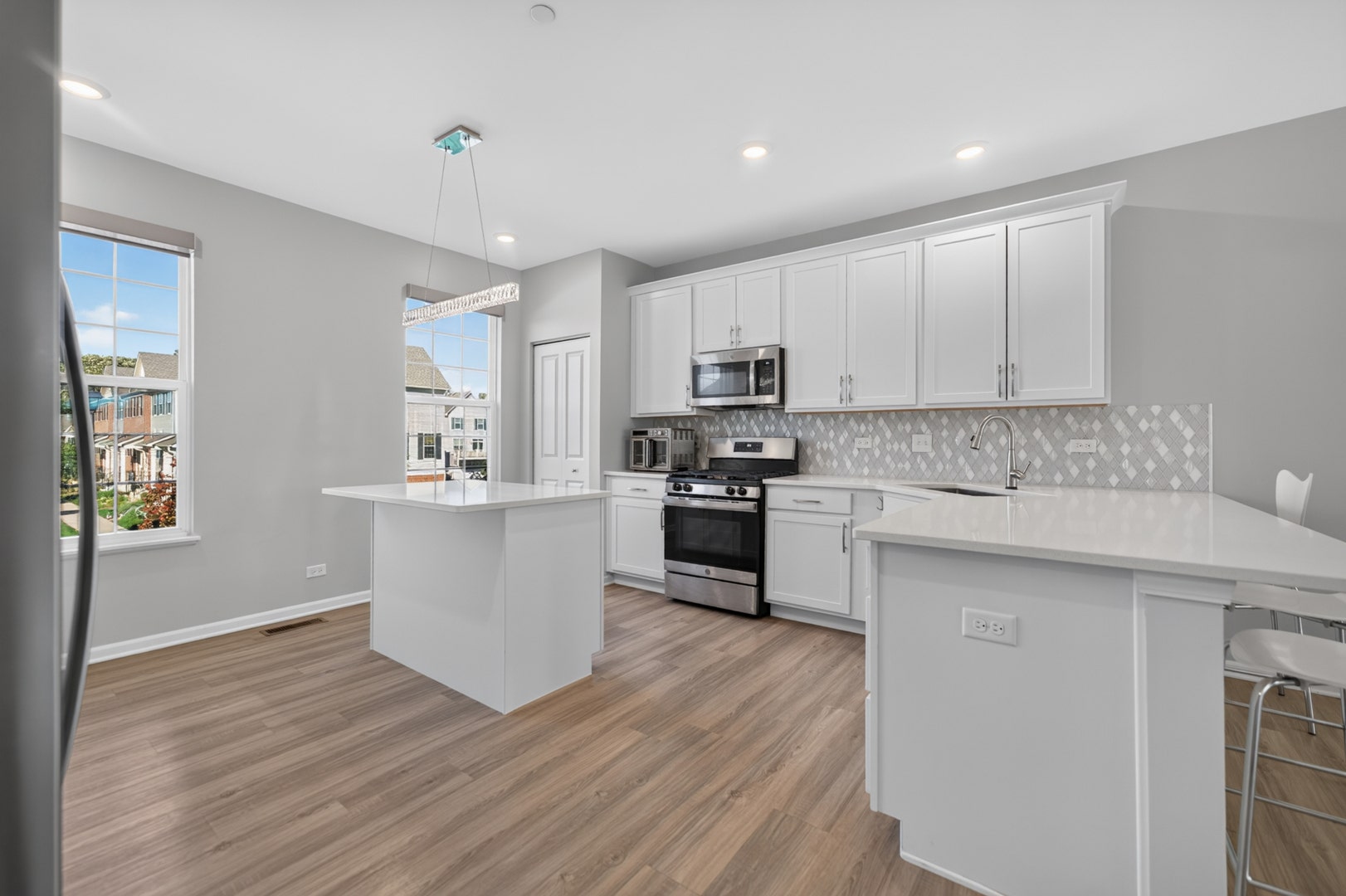 1627 Sager Way, Batavia, IL 60510 1627 Sager Way, Batavia, IL 60510