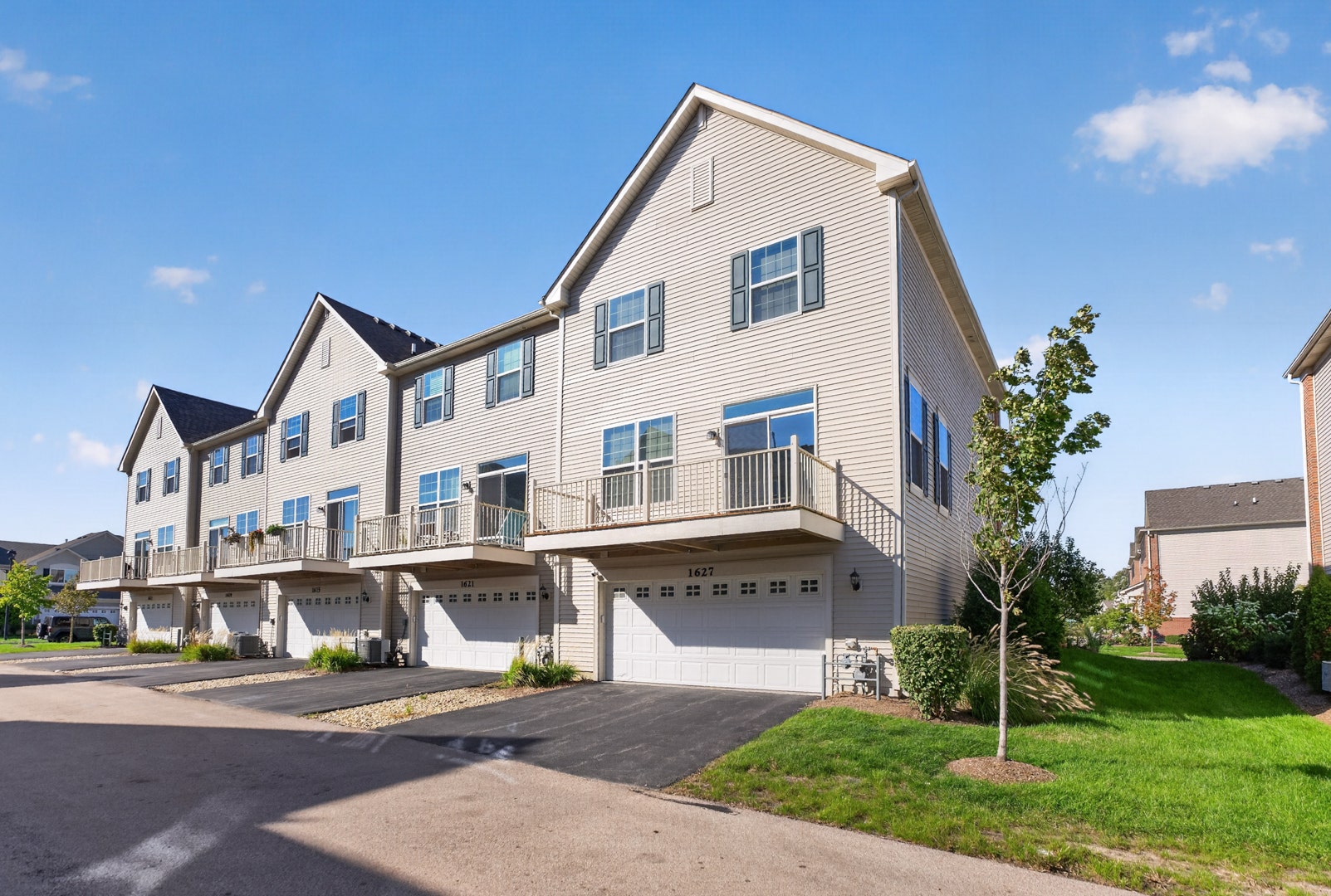 1627 Sager Way, Batavia, IL 60510 1627 Sager Way, Batavia, IL 60510