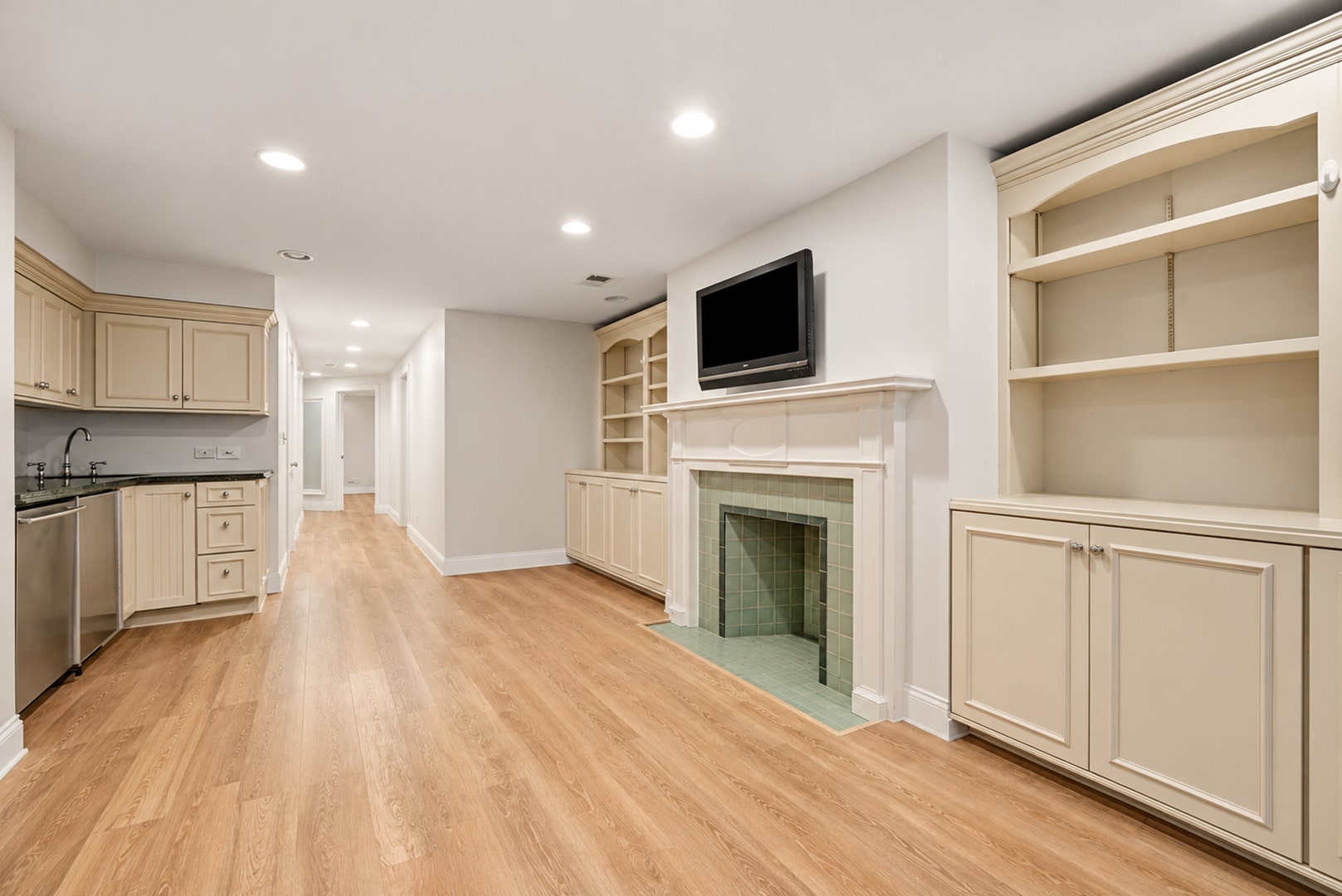 919 N LaSalle Drive, Chicago, IL 60610
