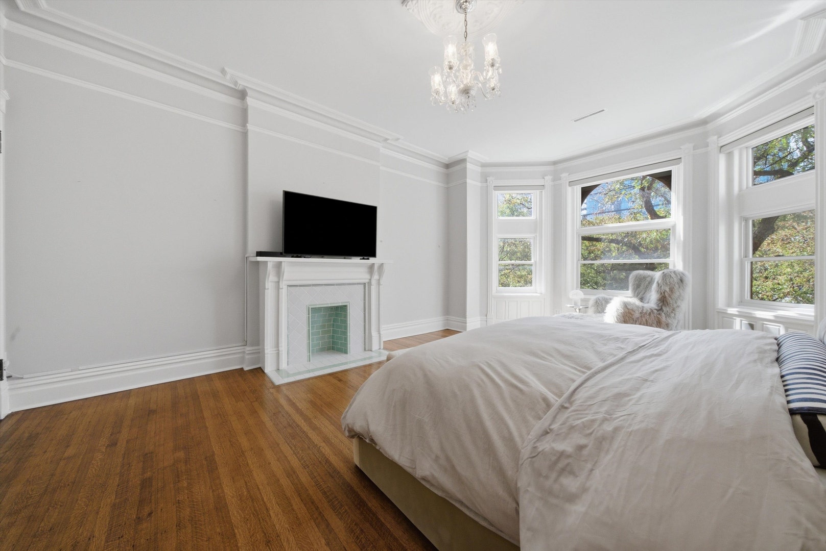 919 N LaSalle Drive, Chicago, IL 60610