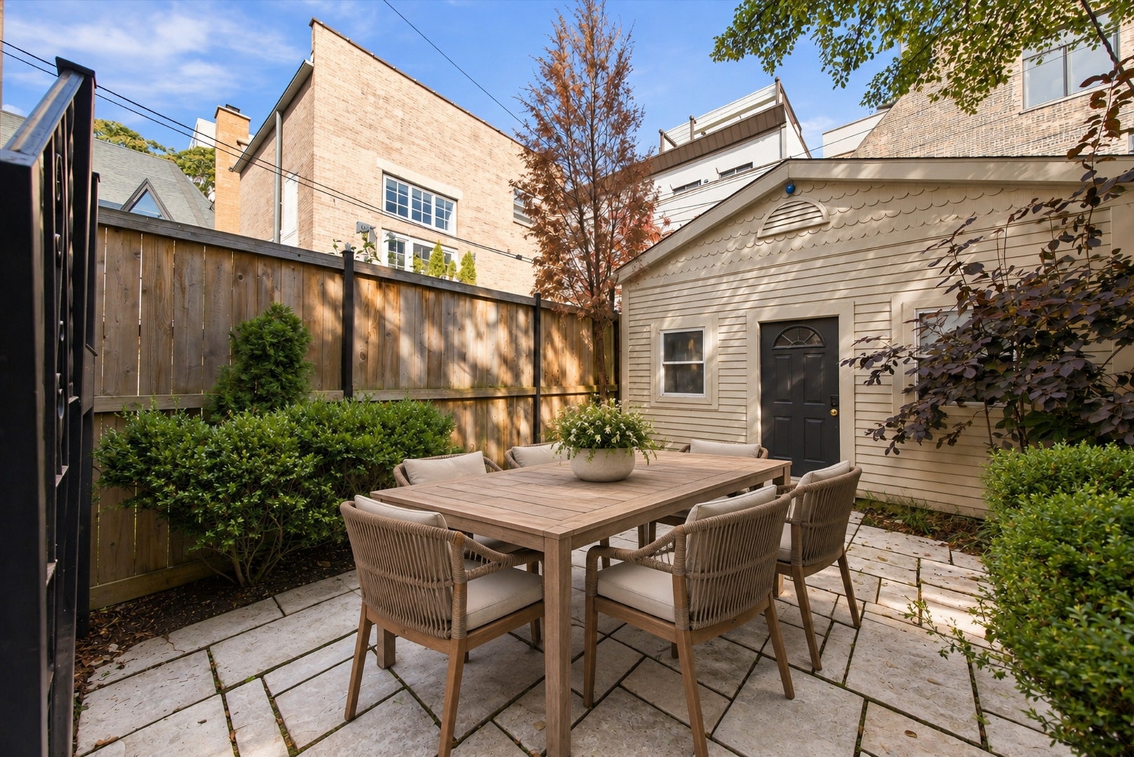 919 N LaSalle Drive, Chicago, IL 60610