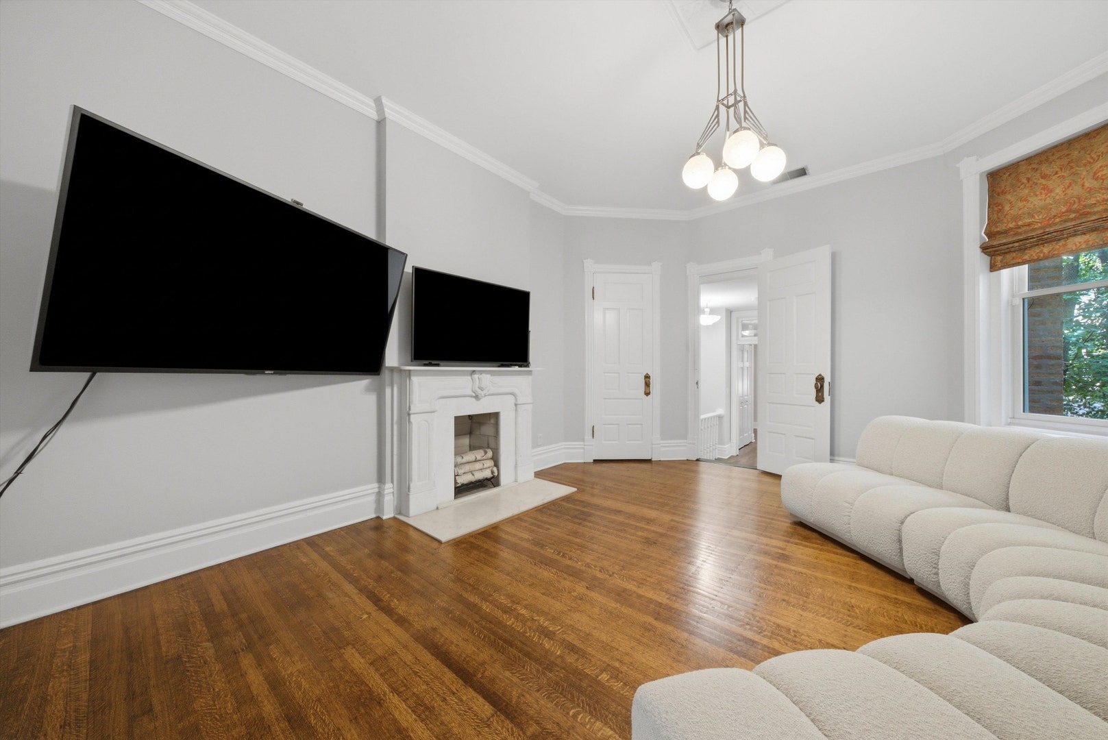 919 N LaSalle Drive, Chicago, IL 60610