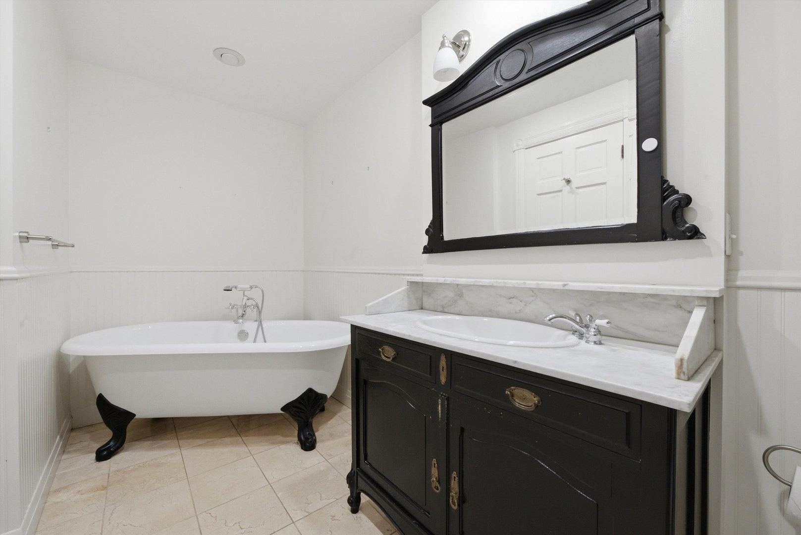 919 N LaSalle Drive, Chicago, IL 60610