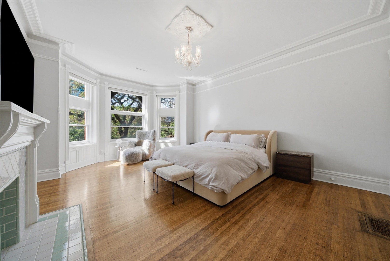 919 N LaSalle Drive, Chicago, IL 60610