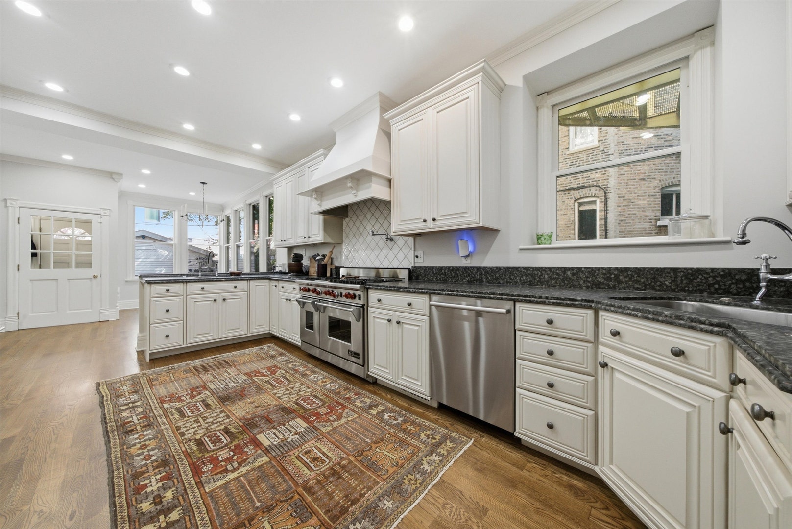 919 N LaSalle Drive, Chicago, IL 60610