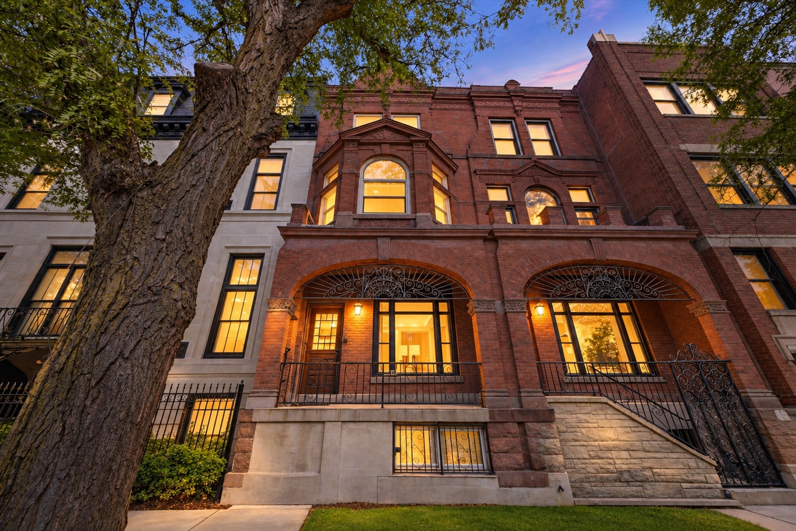 919 N LaSalle Drive, Chicago, IL 60610