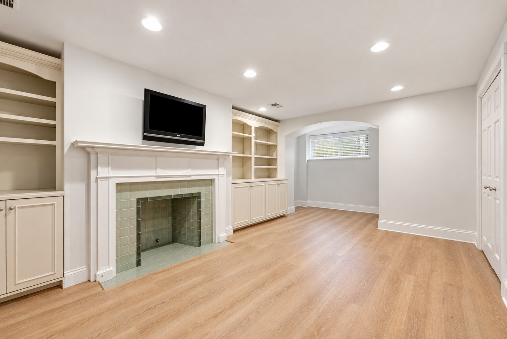 919 N LaSalle Drive, Chicago, IL 60610