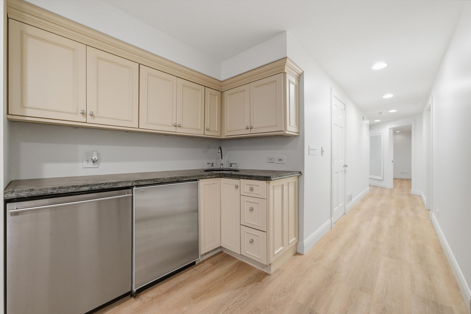 919 N LaSalle Drive, Chicago, IL 60610