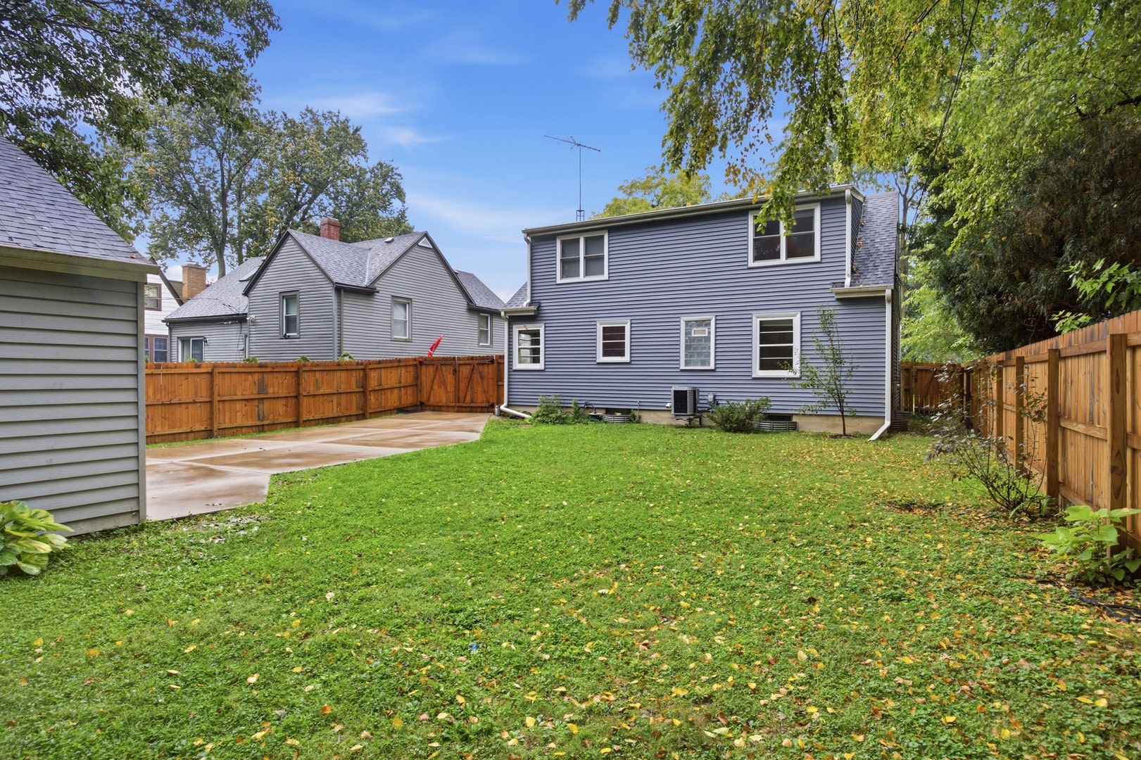 389 N Commonwealth Avenue, Elgin, IL 60123 389 N Commonwealth Avenue, Elgin, IL 60123