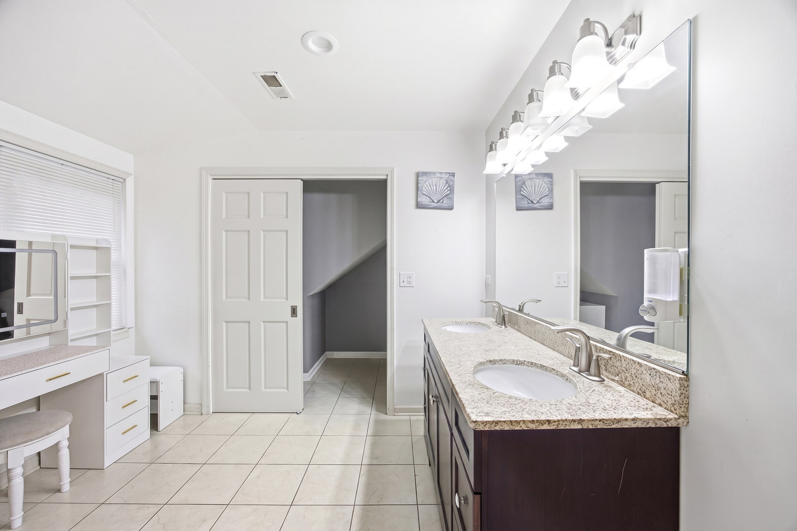 389 N Commonwealth Avenue, Elgin, IL 60123 389 N Commonwealth Avenue, Elgin, IL 60123