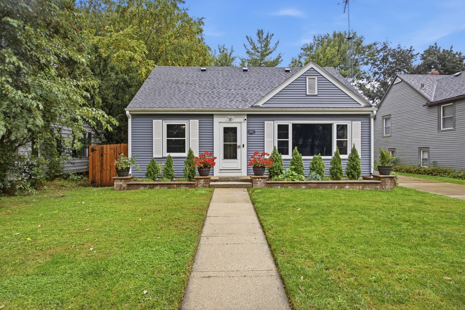 389 N Commonwealth Avenue, Elgin, IL 60123 389 N Commonwealth Avenue, Elgin, IL 60123