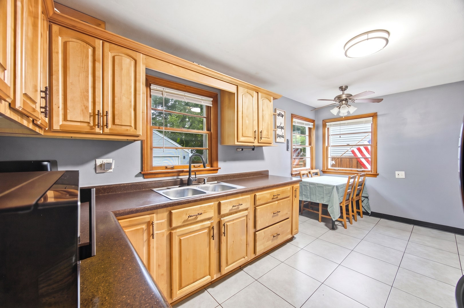 389 N Commonwealth Avenue, Elgin, IL 60123 389 N Commonwealth Avenue, Elgin, IL 60123