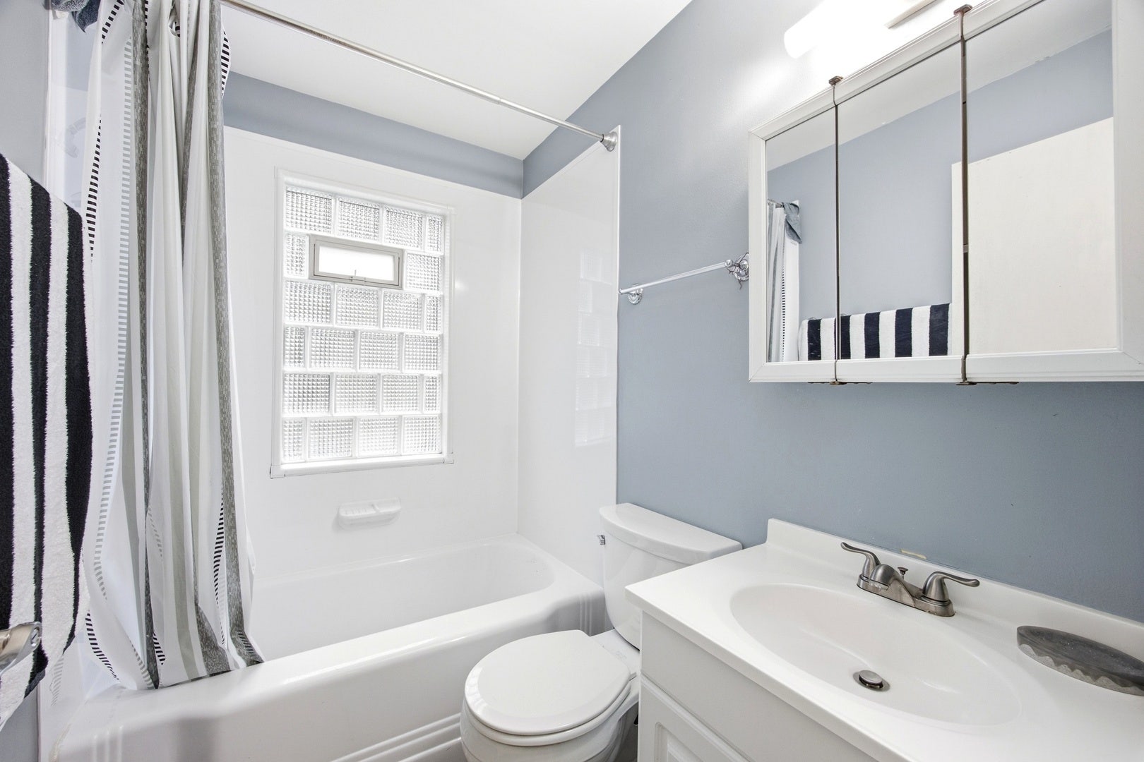 389 N Commonwealth Avenue, Elgin, IL 60123 389 N Commonwealth Avenue, Elgin, IL 60123