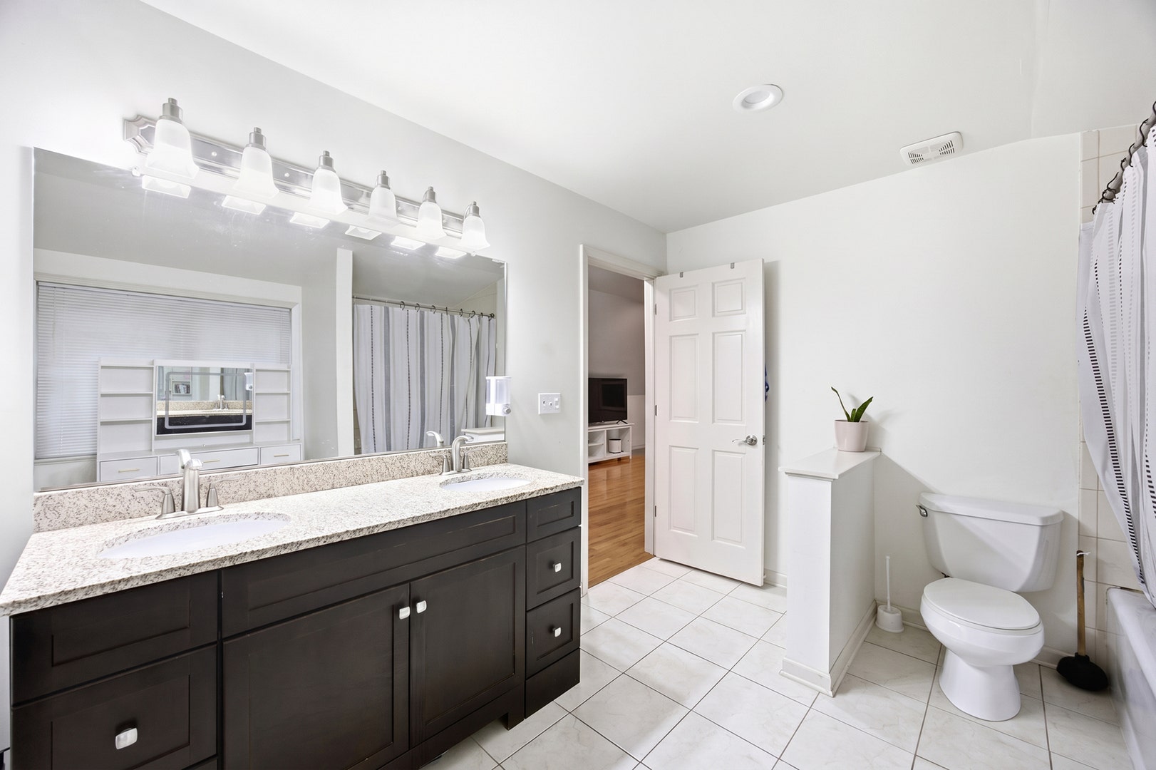 389 N Commonwealth Avenue, Elgin, IL 60123 389 N Commonwealth Avenue, Elgin, IL 60123